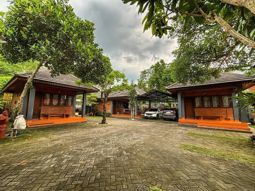 Tampak depan Homestay Dalem Kawidyan di Sleman dengan nuansa rumah tradisional Jawa